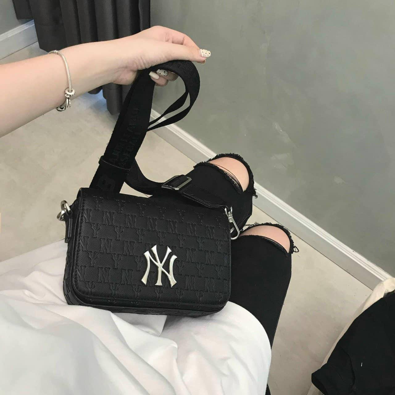 Túi Đeo Chéo MLB Monogram Hoodie Bag NY Yankees 23 Túi Đeo Chéo MLB Classic Monogram Hoodie Bag NY Yankees Màu Đen